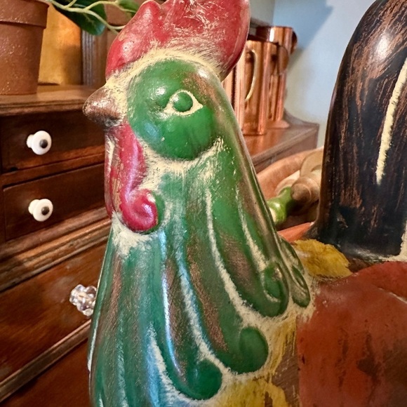 12” RUSTIC, STONEWARE ROOSTER FEATURING A BEAUTIFUL DISPLAY OF COLOR. - Picture 2 of 8
